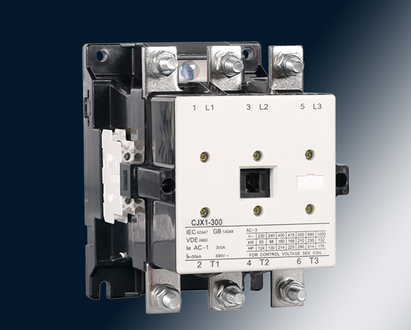 CJX1交流接觸器適用于交流50Hz或60Hz、電壓至690V、電流至475A的電力線(xiàn)路中，供遠(yuǎn)距離頻繁起動(dòng)和控制電動(dòng)機(jī)及接通與分?jǐn)嚯娐贰＝?jīng)加裝機(jī)械聯(lián)鎖機(jī)構(gòu)后組…